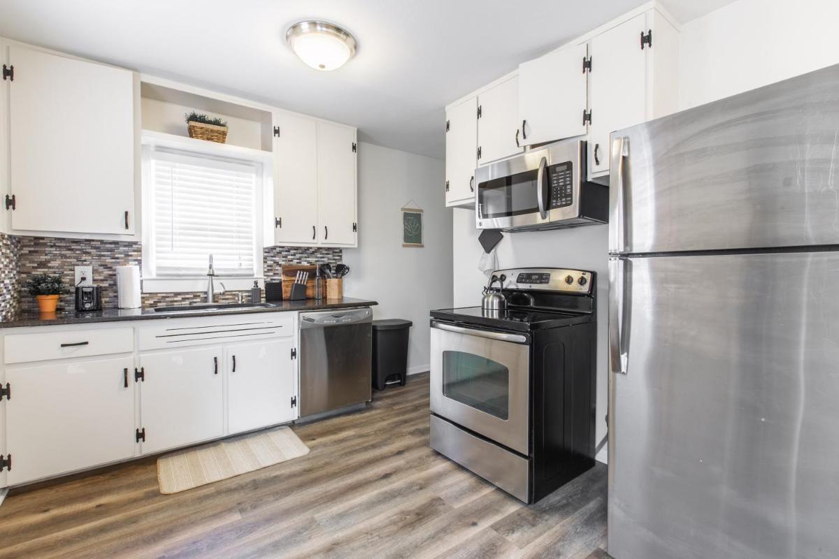 3 Bedrooms House in Waldo Kansas City - Housity