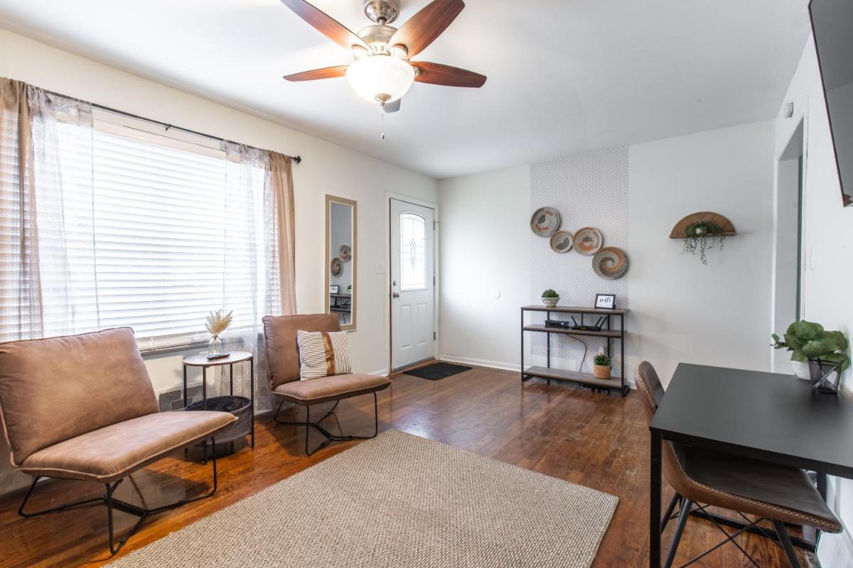 3 Bedrooms House in Waldo Kansas City - Housity