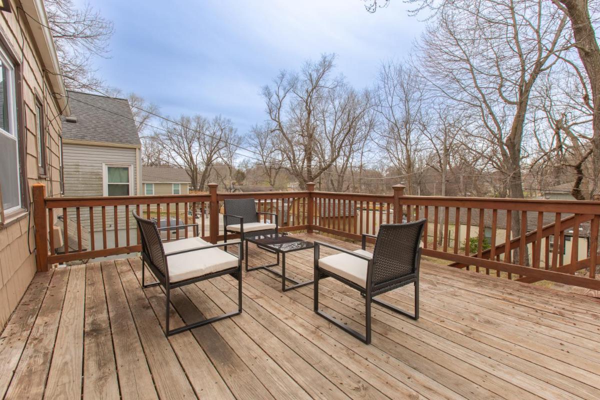 3 Bedrooms House in Waldo Kansas City - Housity