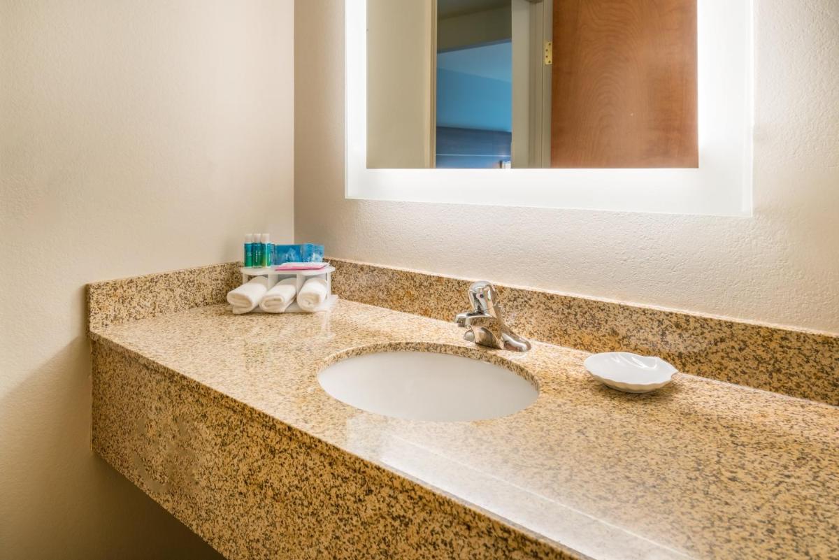 Holiday Inn Express & Suites Rocky Mount Smith Mountain Lake by IHG - Housity