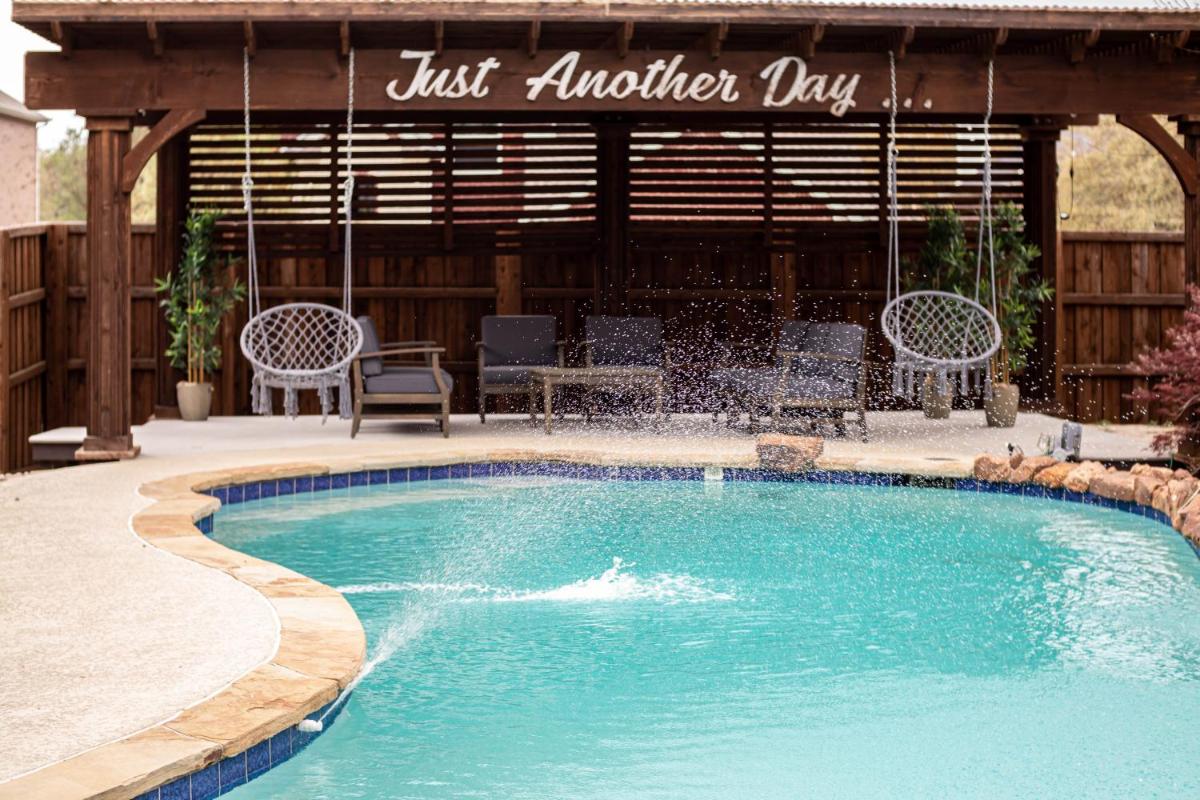 Pool house with hot tub and cinema - Housity