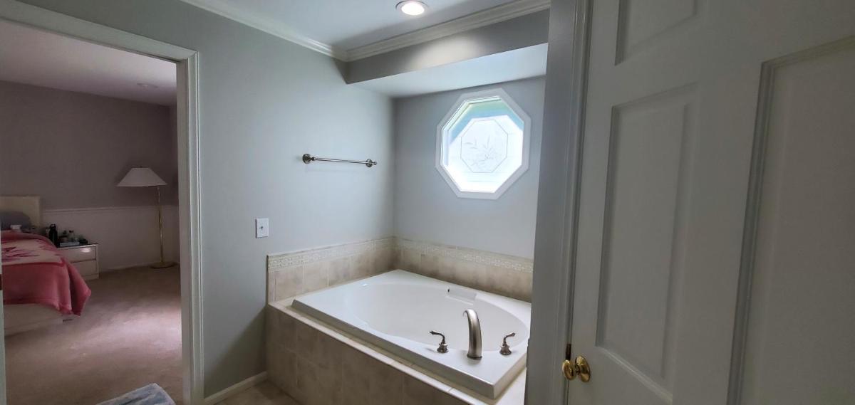 Luxury, modern, Bright villa w/deck, back yard, fire pit - Housity