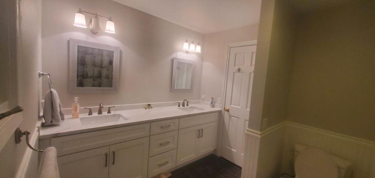 Luxury, modern, Bright villa w/deck, back yard, fire pit - Housity