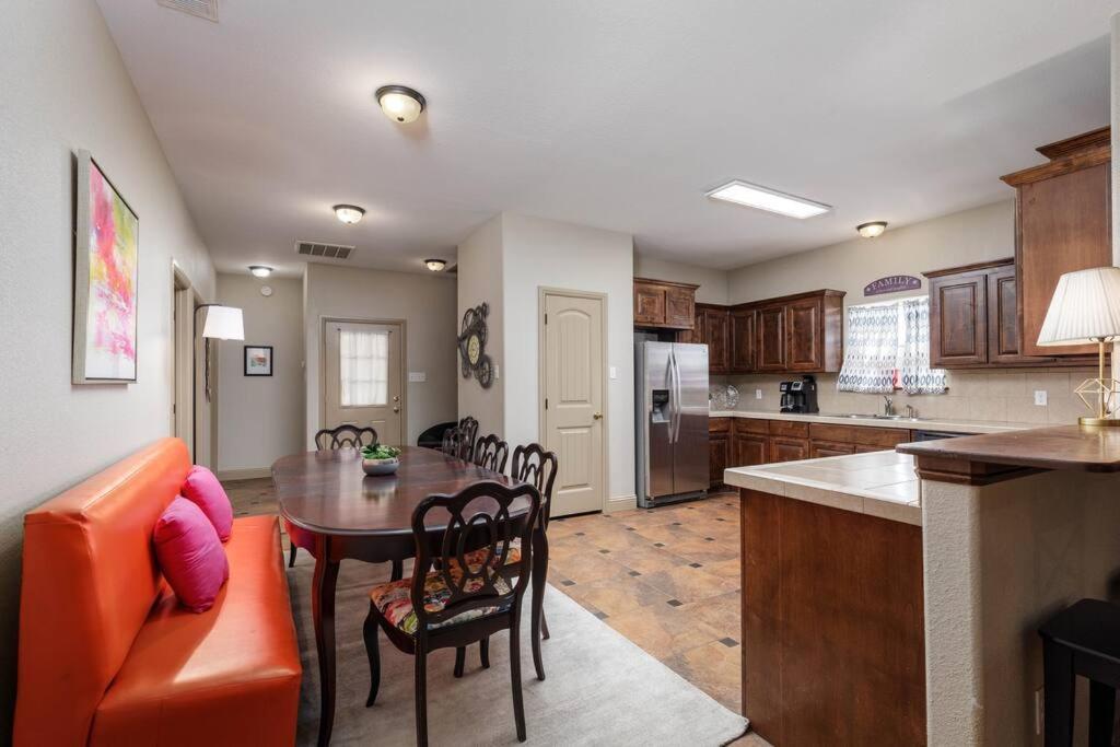 Spring Break Offer! Cozy Home near Fort Worth Stockyards, Globe Life, AT&T - Housity