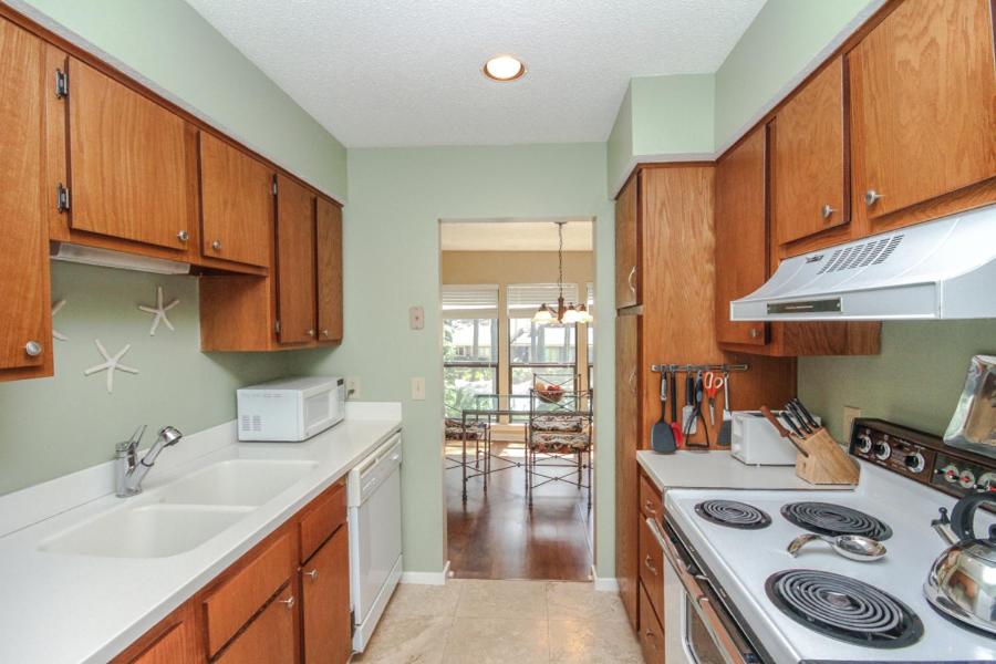 Suitetrails - Lighthouse Tennis 2395, 2 Bedroom, Sleeps 6, Lagoon View, Sea Pines, Pool