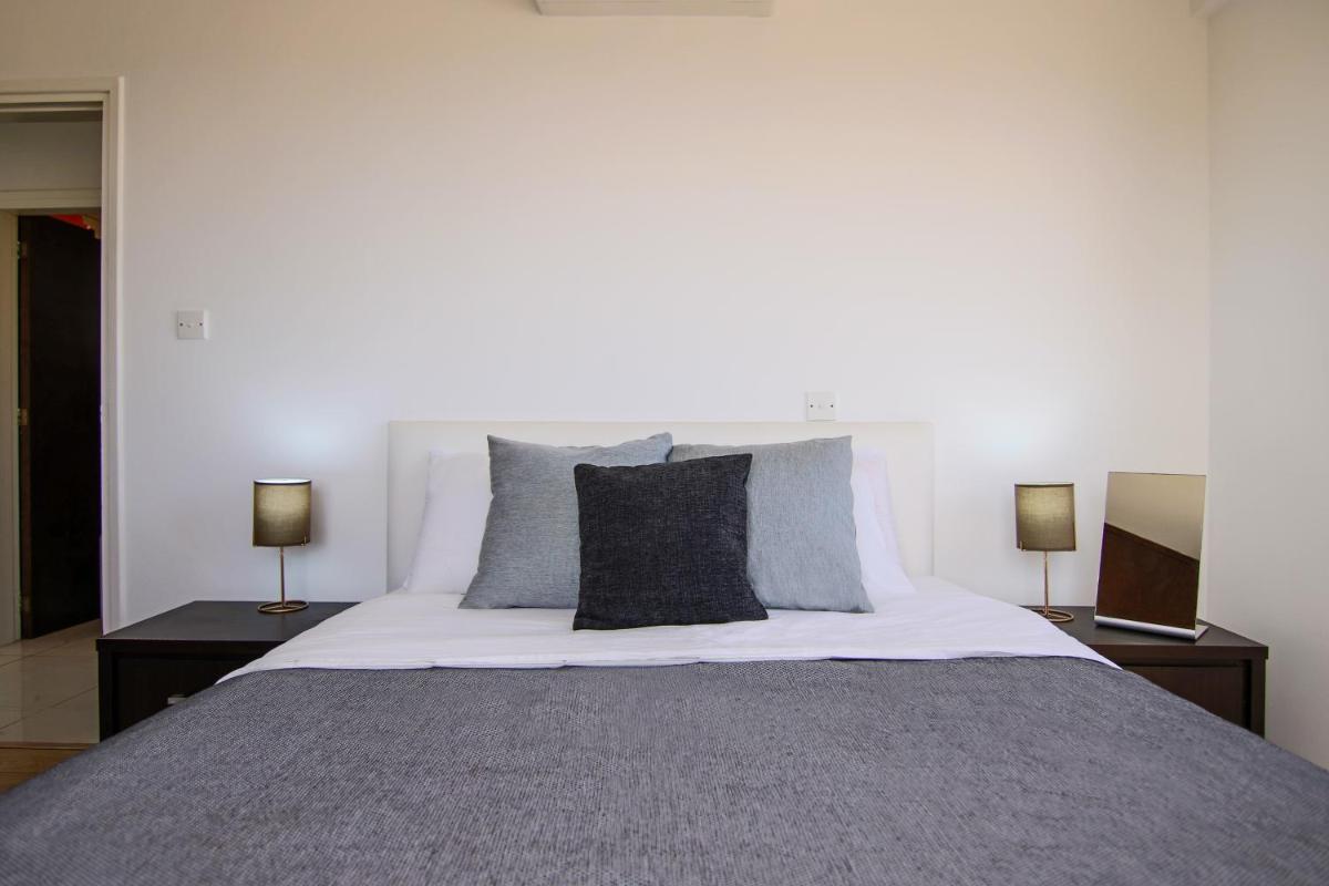 Phaedrus Living Seaside Luxury Flat Pervolia - Housity
