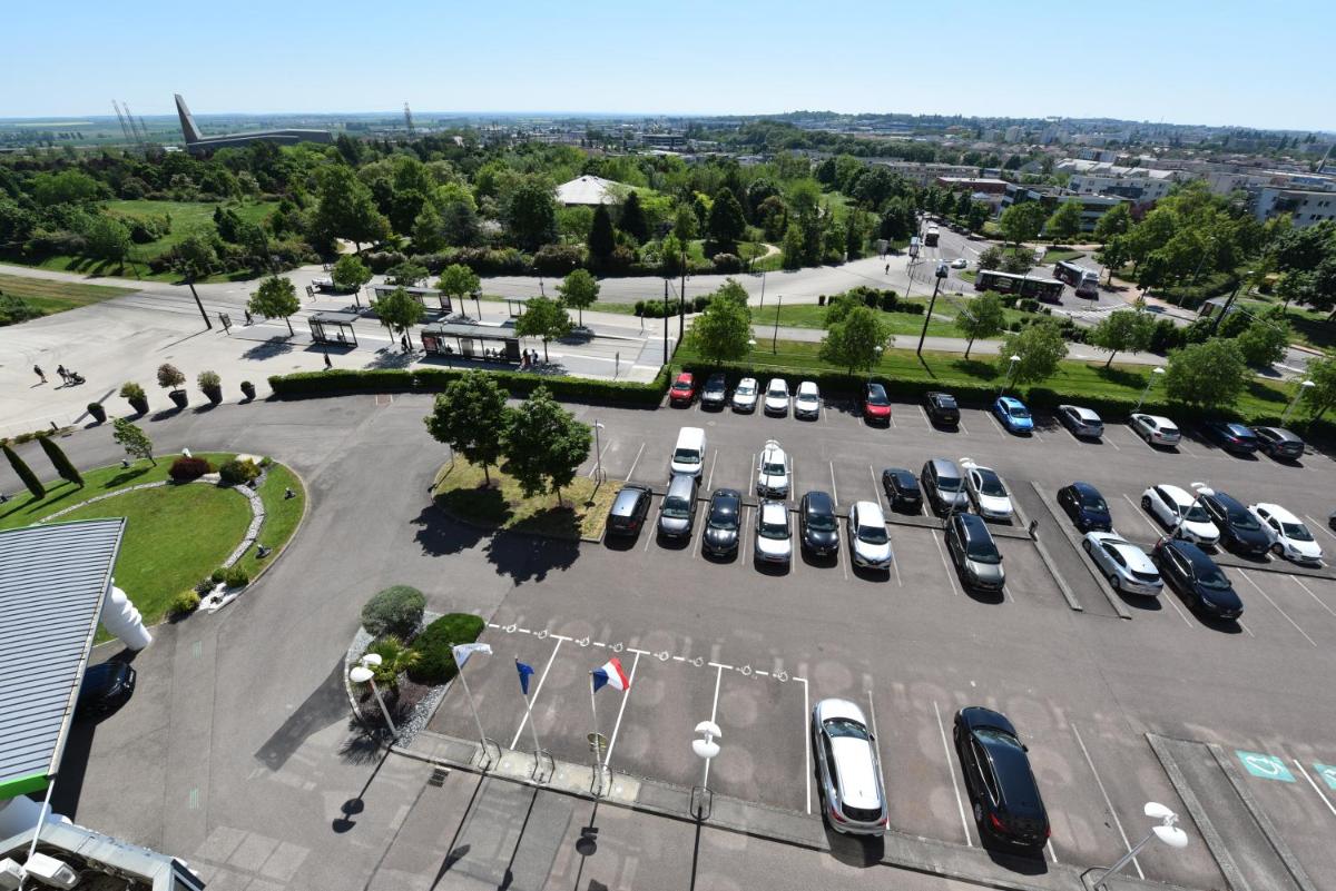 une vue aérienne sur un parking avec des voitures dans l'établissement Holiday Inn Dijon Toison D'or by IHG, à Dijon