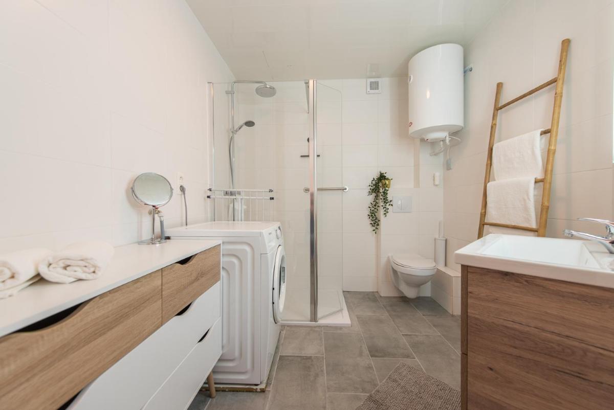 NEW- Kanne TE WATER - JACUZZI - VLAK AAN HET WATER - Housity