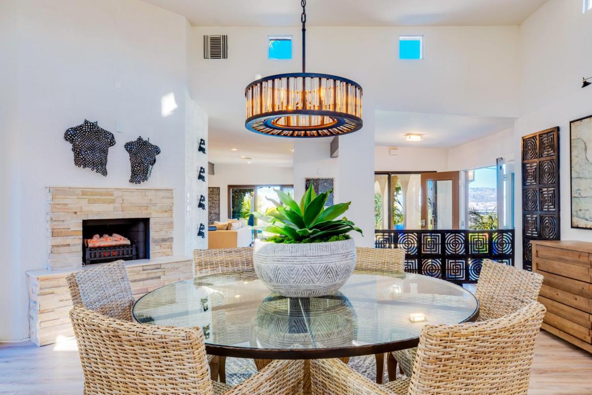 Cliff House - El Paseo Retreat with amazing views of Palm Desert city lights - Housity