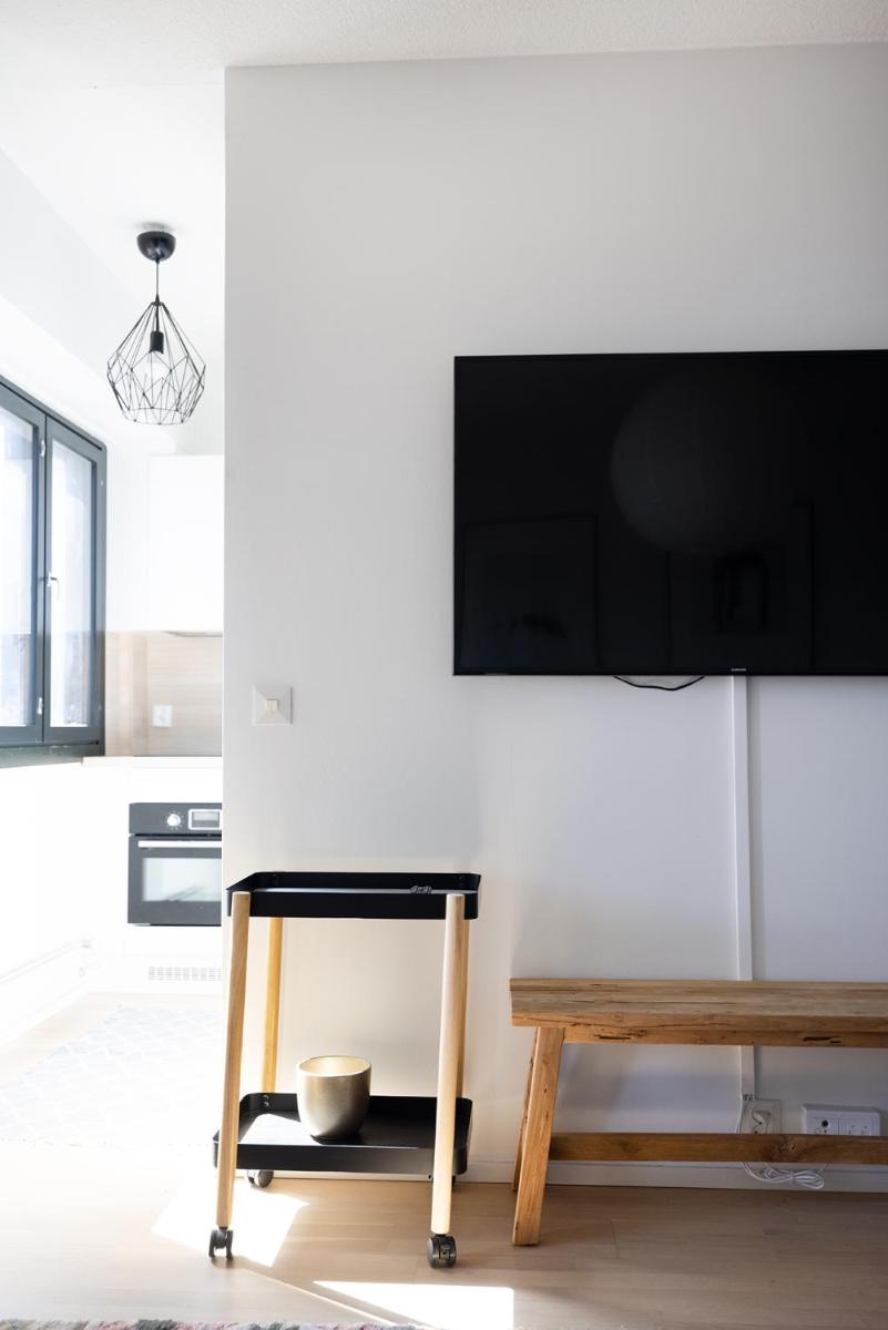 POISTA 2ndhomes Bright 42m2 1BR Home with Balcony by Central St - Hizvo