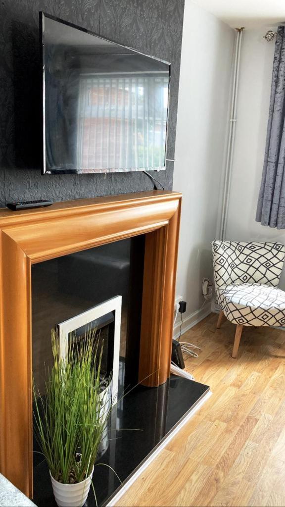 Cozy Liverpool home, whole house, nice quiet location, free wifi and Netflix - Housity