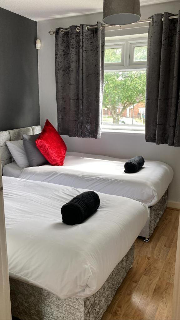 Cozy Liverpool home, whole house, nice quiet location, free wifi and Netflix - Housity