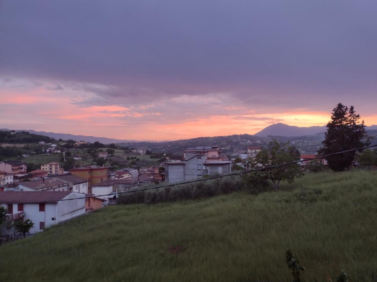 Camere in ampio Appartamento in mezza collina, molto arioso e soleggiato - Housity