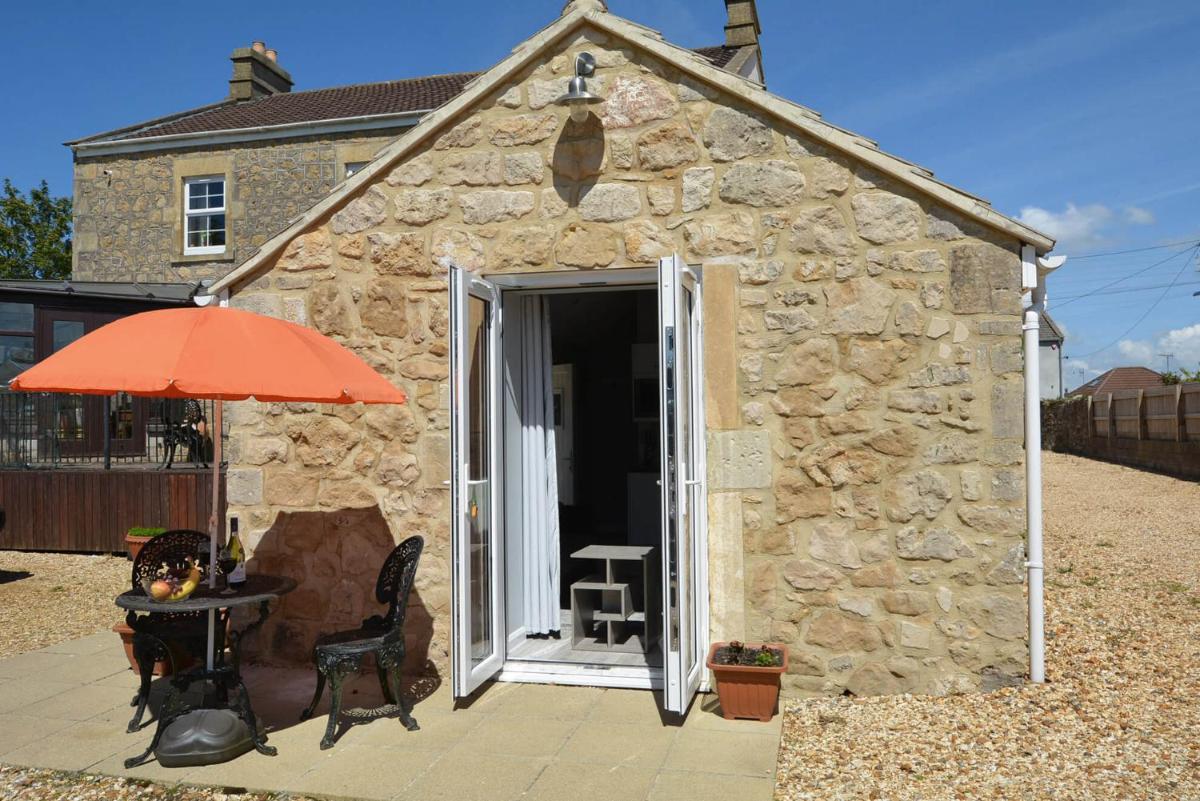 The Bothy - Ground floor conversion near Bath and Priston with outstanding views - Housity