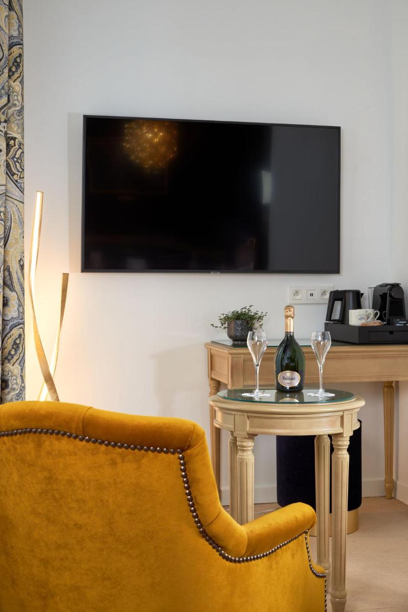 Télévision ou salle de divertissement dans l'établissement Hotel Villa Romantic & Spa