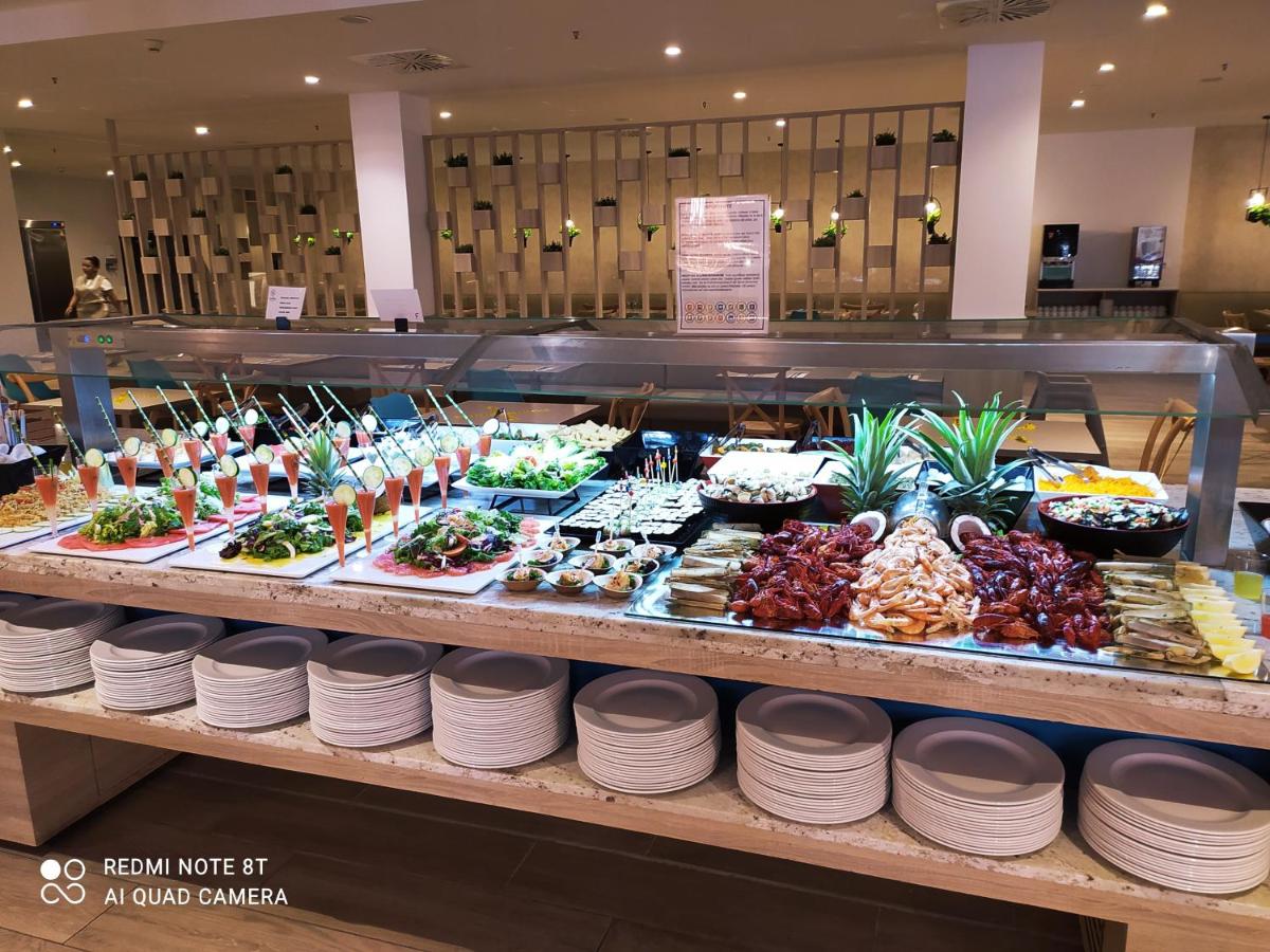 Comida en o cerca de este hotel