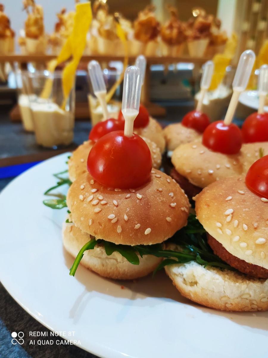 Comida en o cerca de este hotel