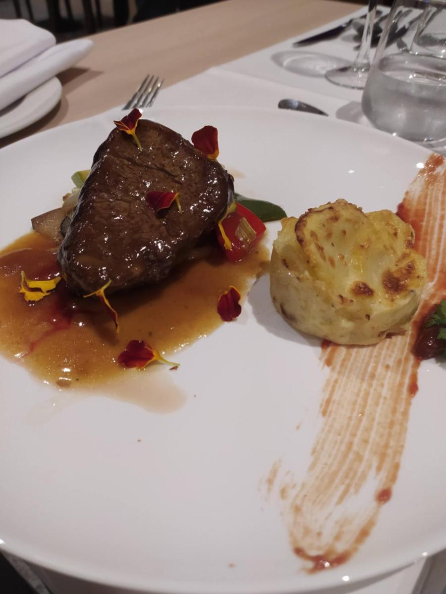 Comida en o cerca de este hotel