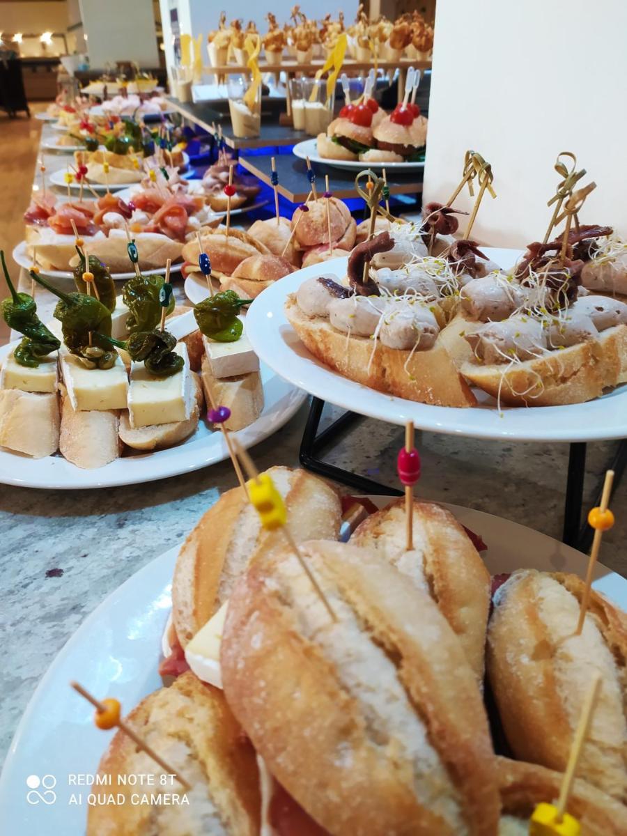 Comida en o cerca de este hotel