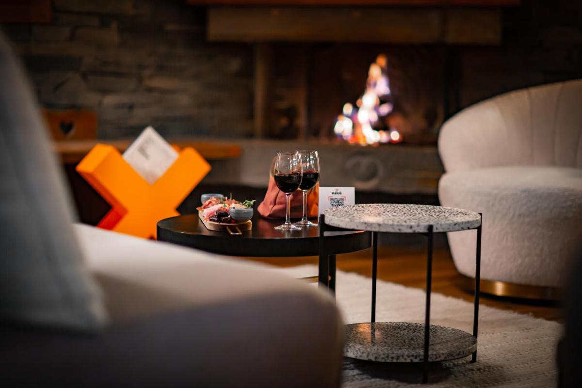 Coin salon dans l'établissement Hôtel Névé