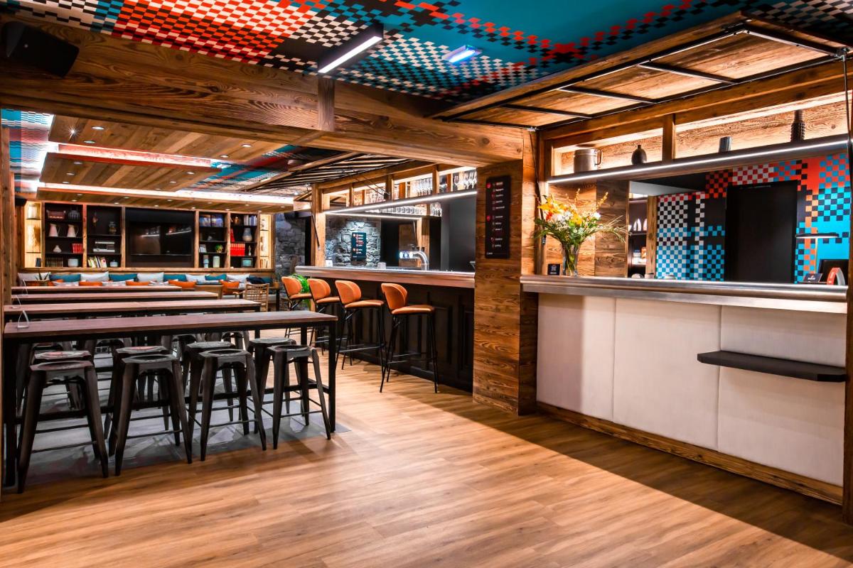 Salon ou bar de l'établissement Hôtel Névé