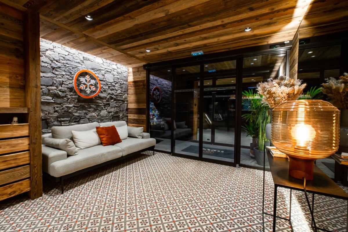 Coin salon dans l'établissement Hôtel Névé