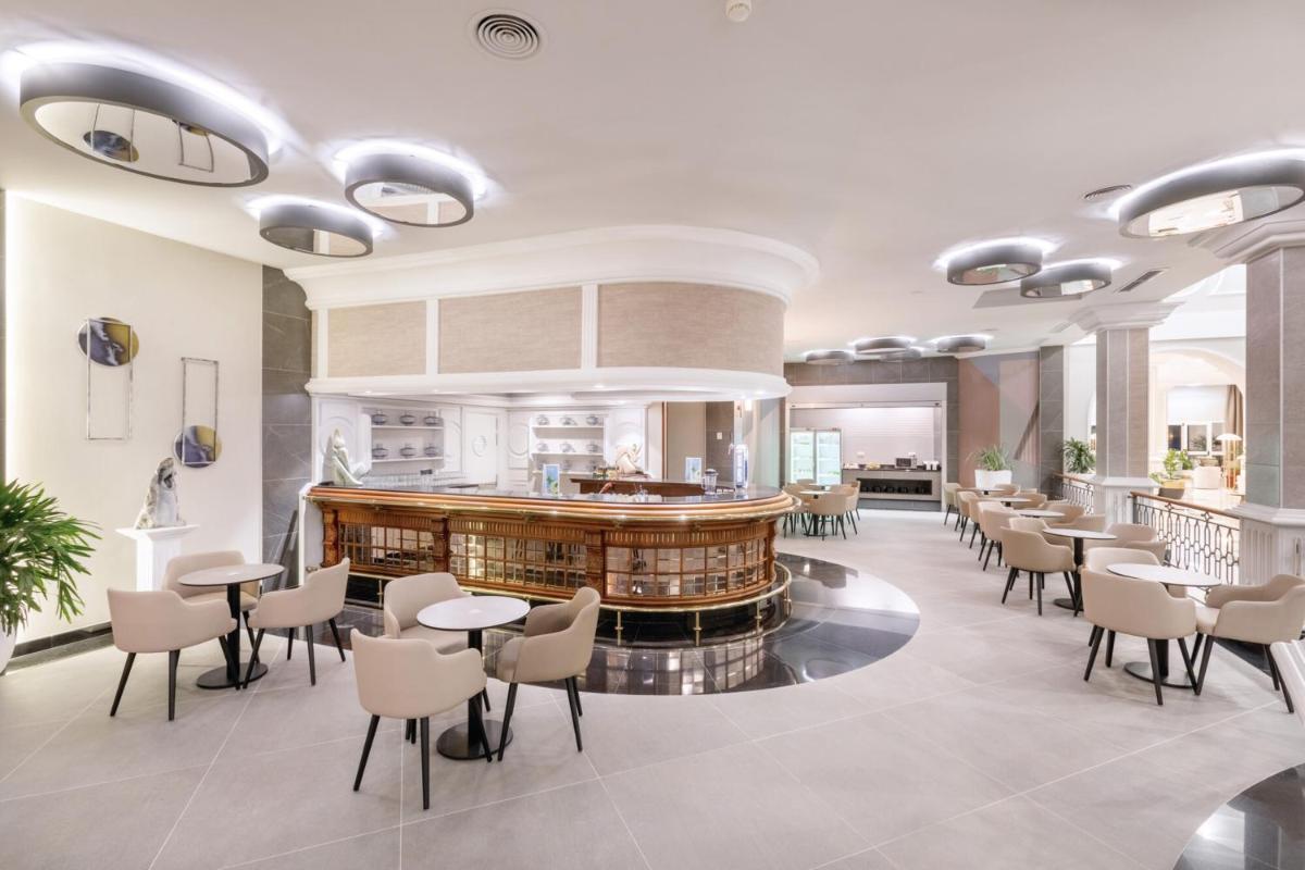 Um restaurante ou outro lugar para comer em Hotel Riu Madeira - All Inclusive