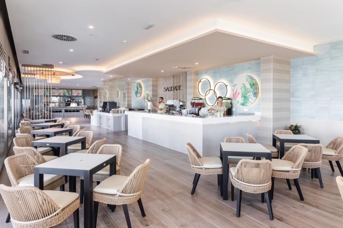 Um restaurante ou outro lugar para comer em Hotel Riu Madeira - All Inclusive