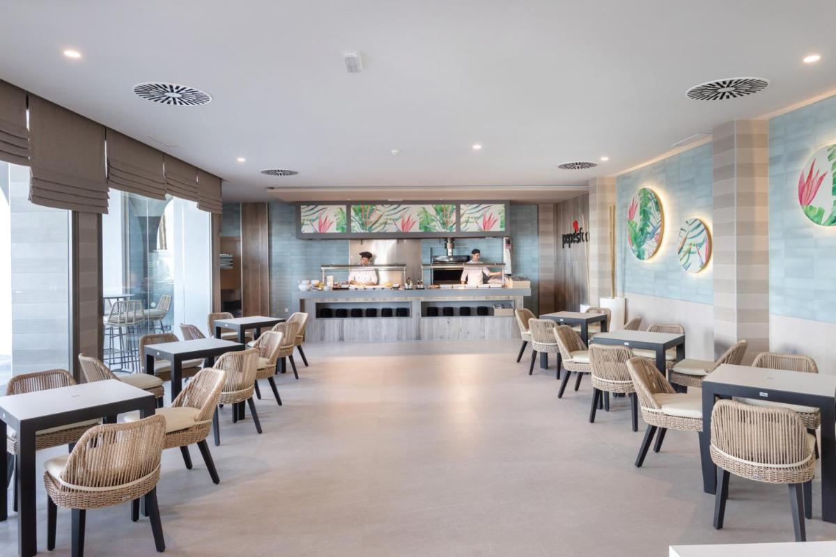 Uma área de estar em Hotel Riu Madeira - All Inclusive