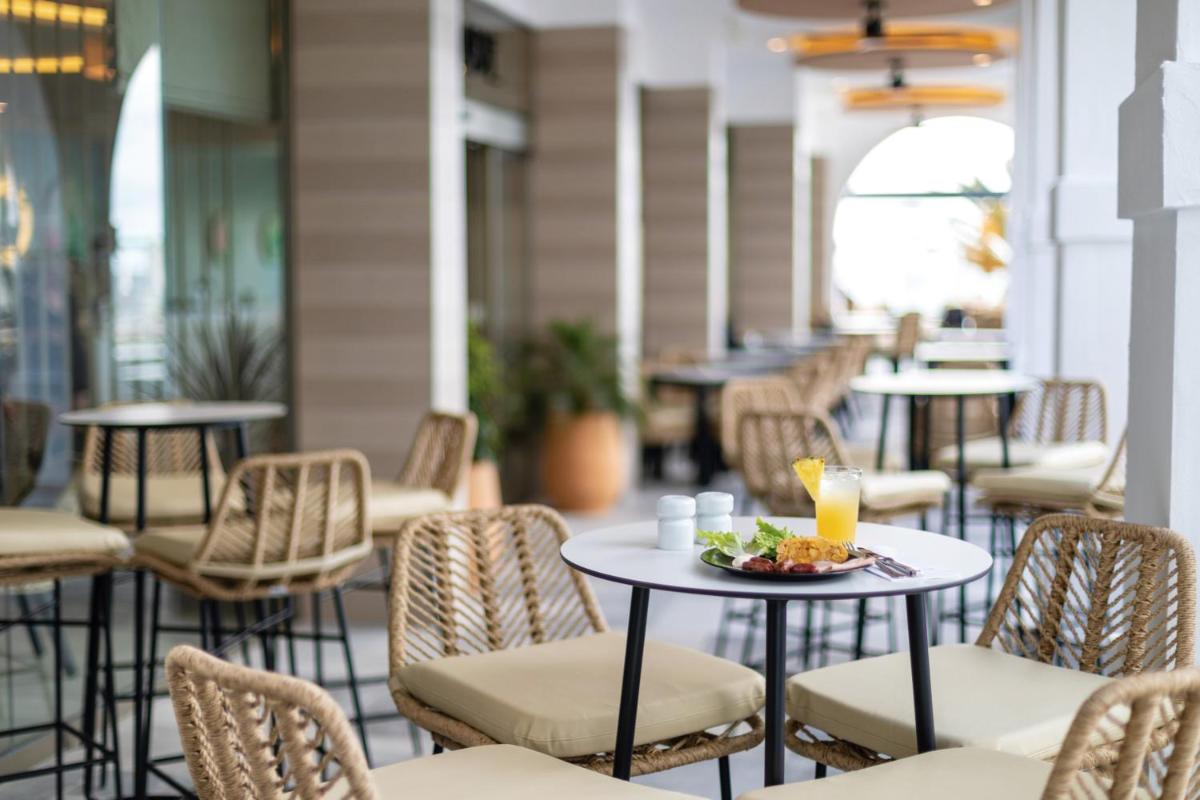 Um restaurante ou outro lugar para comer em Hotel Riu Madeira - All Inclusive