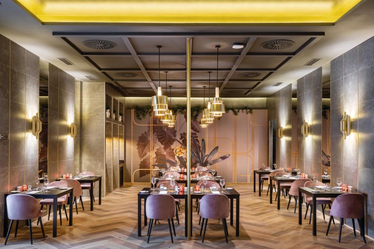 Um restaurante ou outro lugar para comer em Hotel Riu Madeira - All Inclusive
