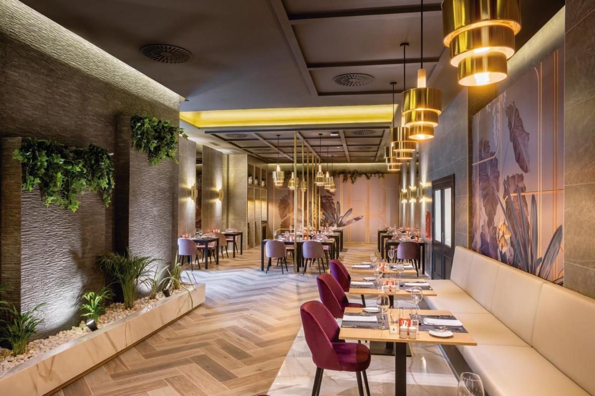 Um restaurante ou outro lugar para comer em Hotel Riu Madeira - All Inclusive