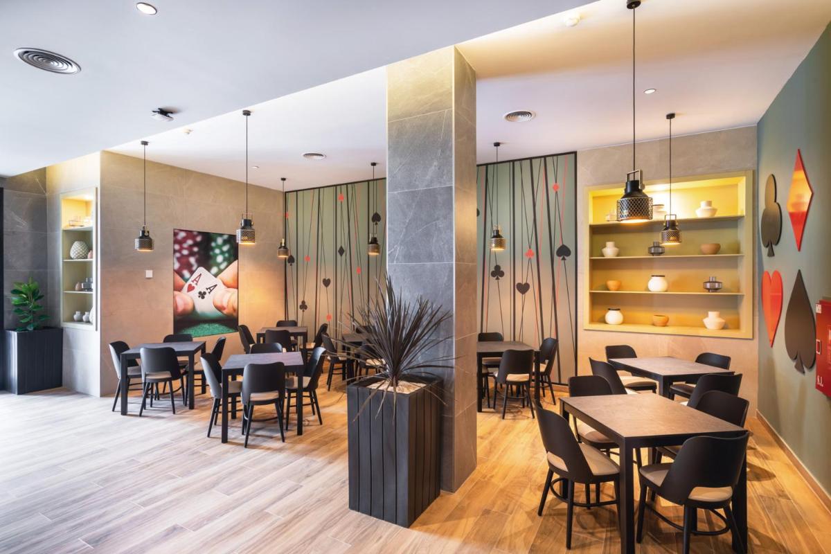 Um restaurante ou outro lugar para comer em Hotel Riu Madeira - All Inclusive