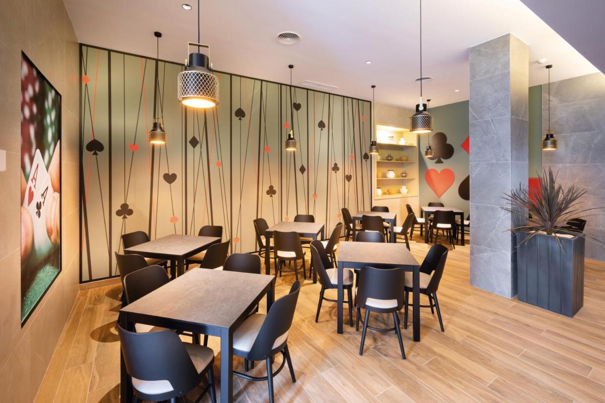 Um restaurante ou outro lugar para comer em Hotel Riu Madeira - All Inclusive