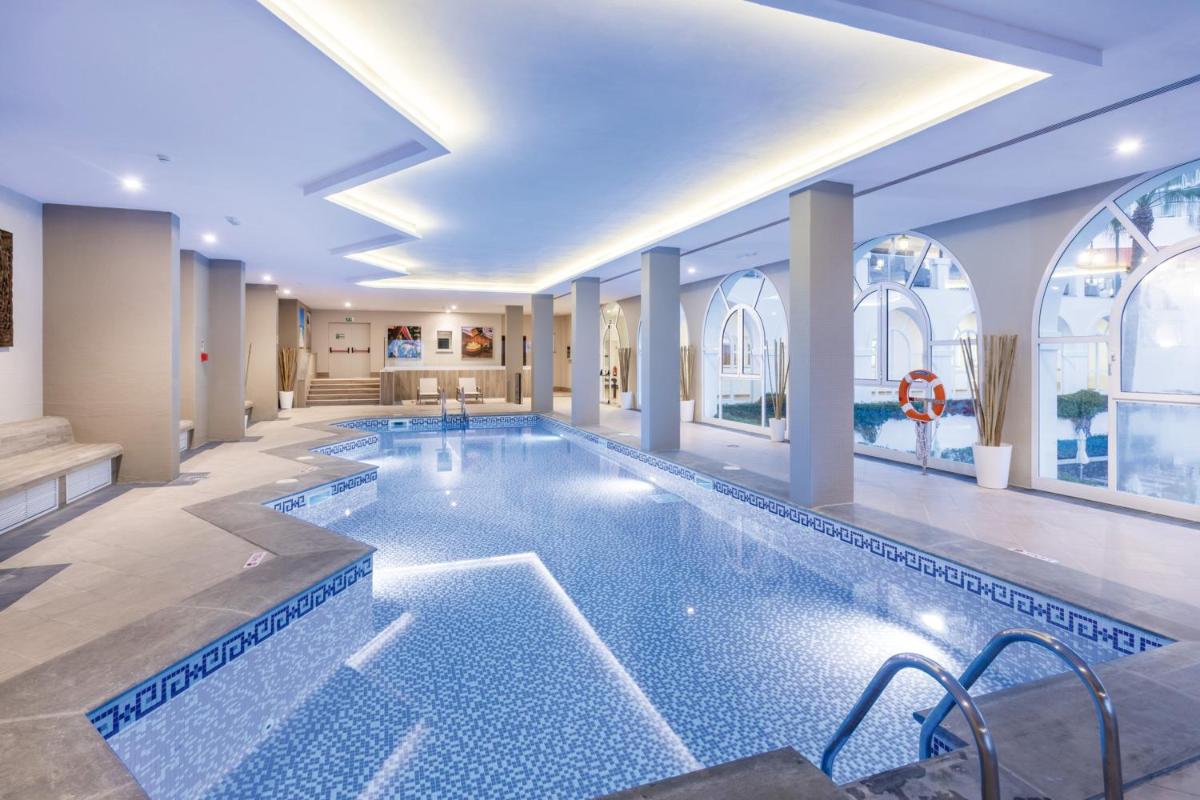A piscina em ou perto de Hotel Riu Madeira - All Inclusive