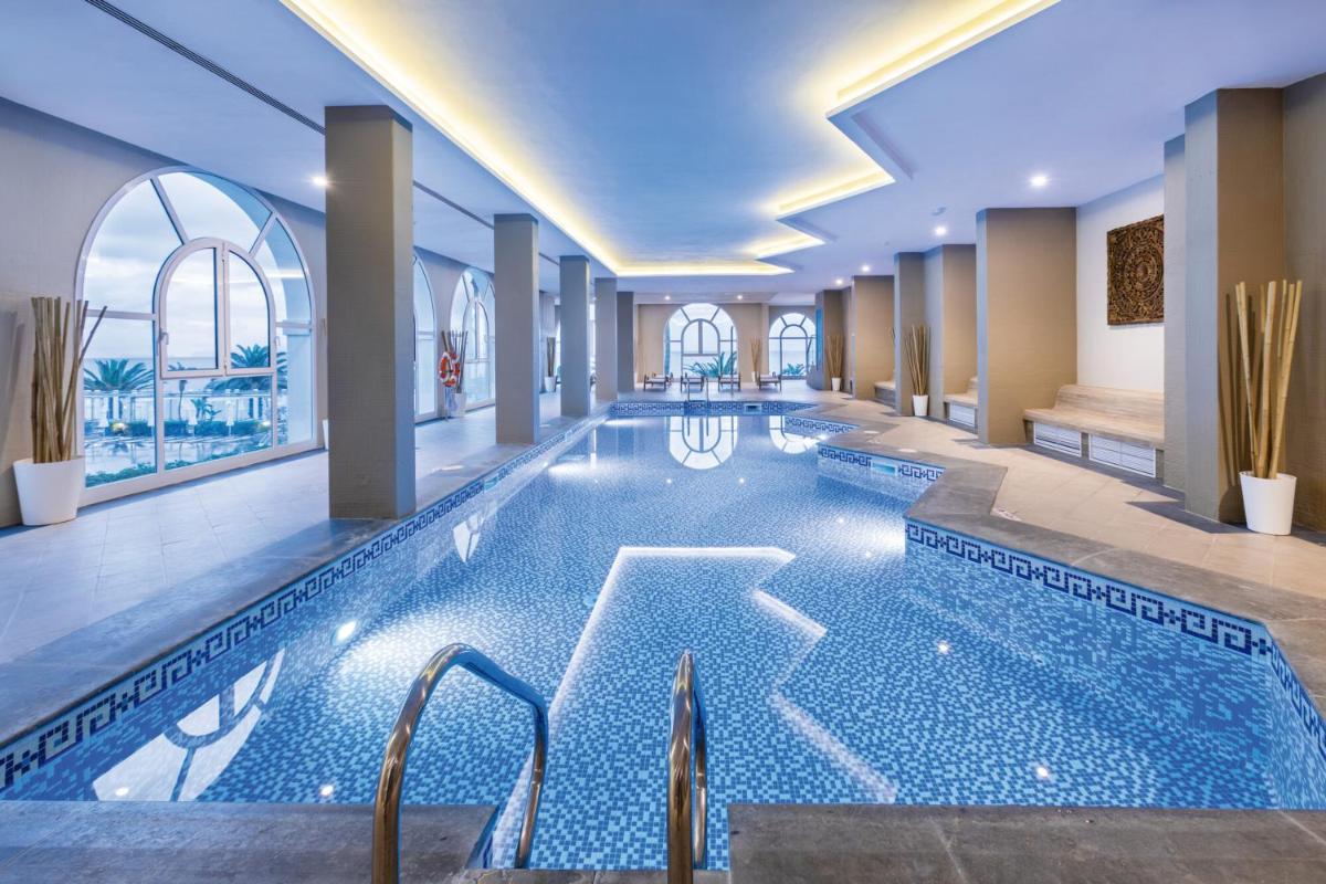 A piscina em ou perto de Hotel Riu Madeira - All Inclusive
