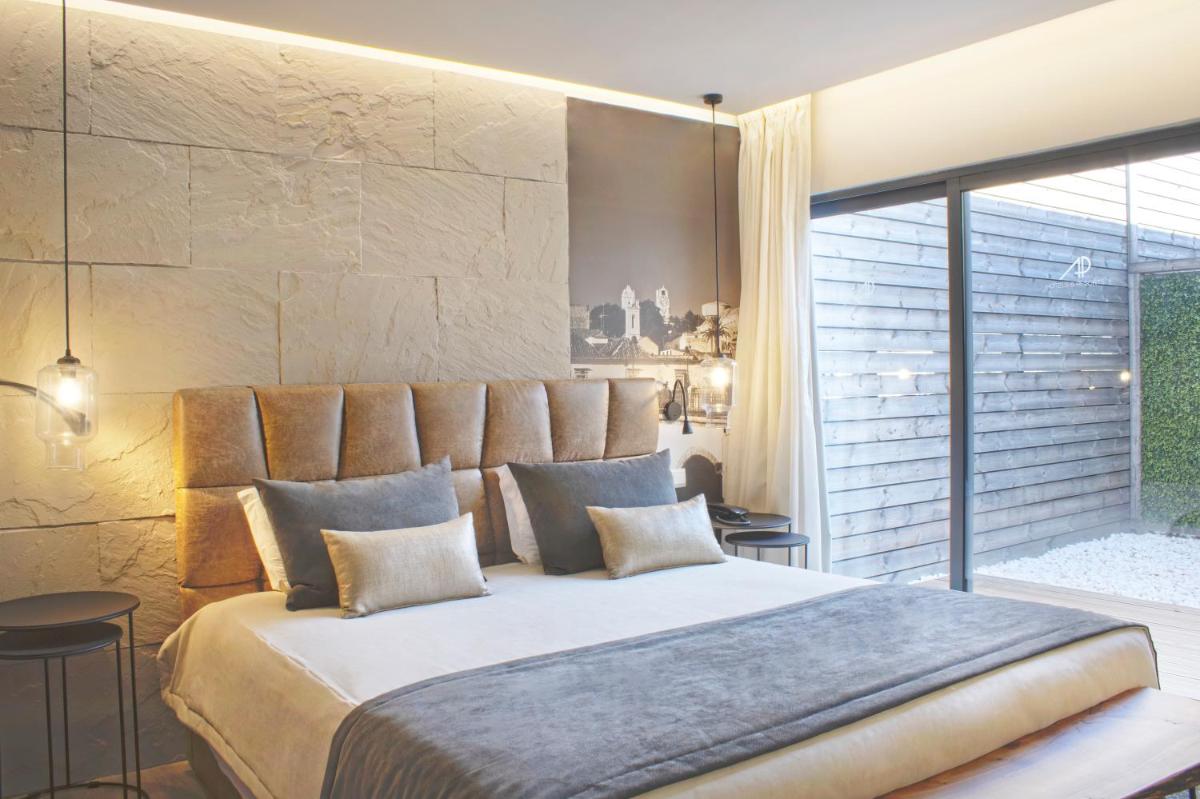 Uma cama ou camas num quarto em AP Maria Nova Lounge - Adults Friendly