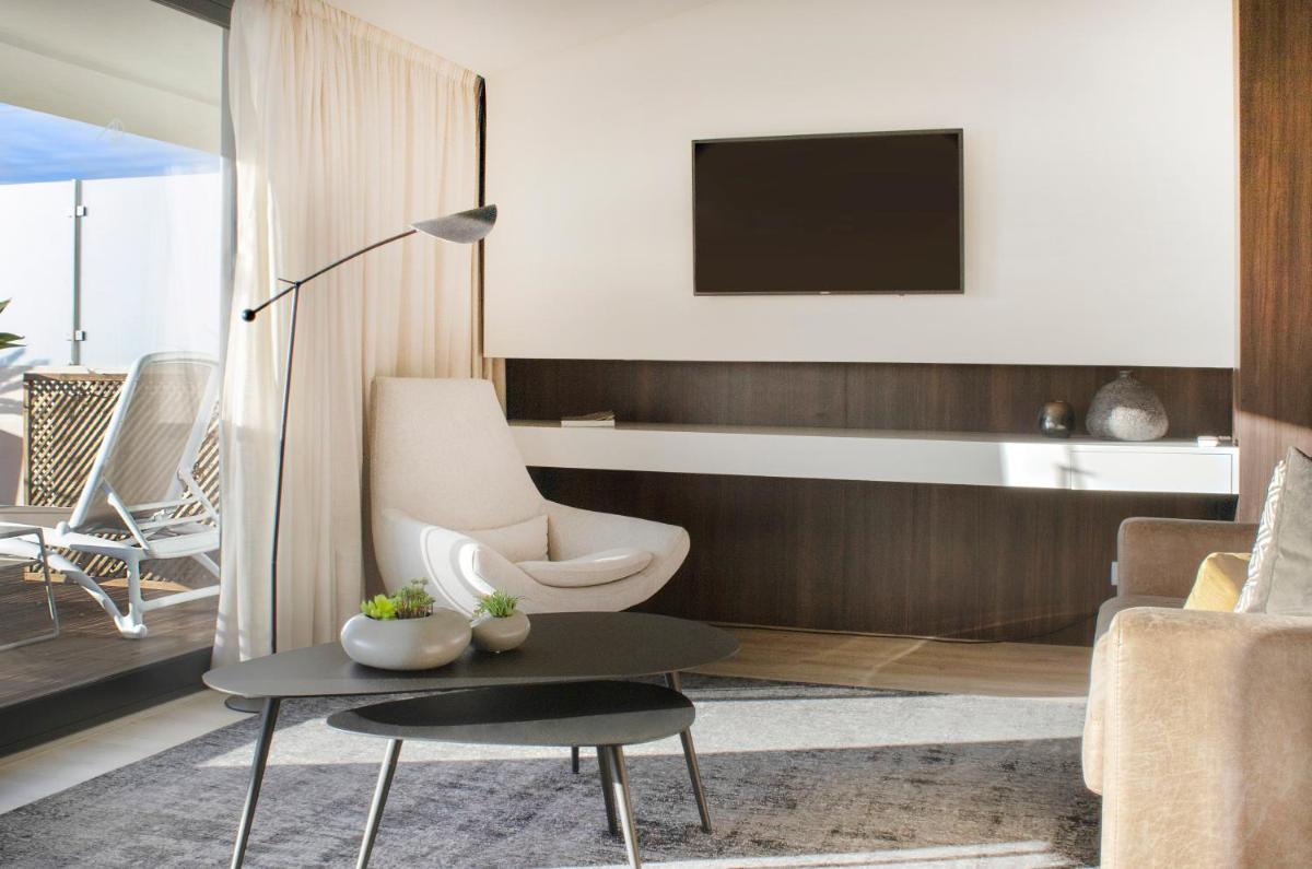 Uma televisão e/ou sistema de entretenimento em AP Maria Nova Lounge - Adults Friendly