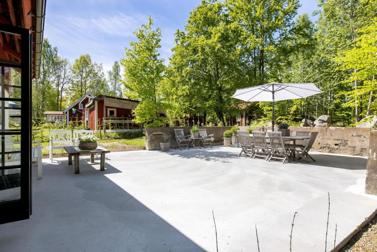 Cosy cottage close to lake in Bredared, Smaland - Housity
