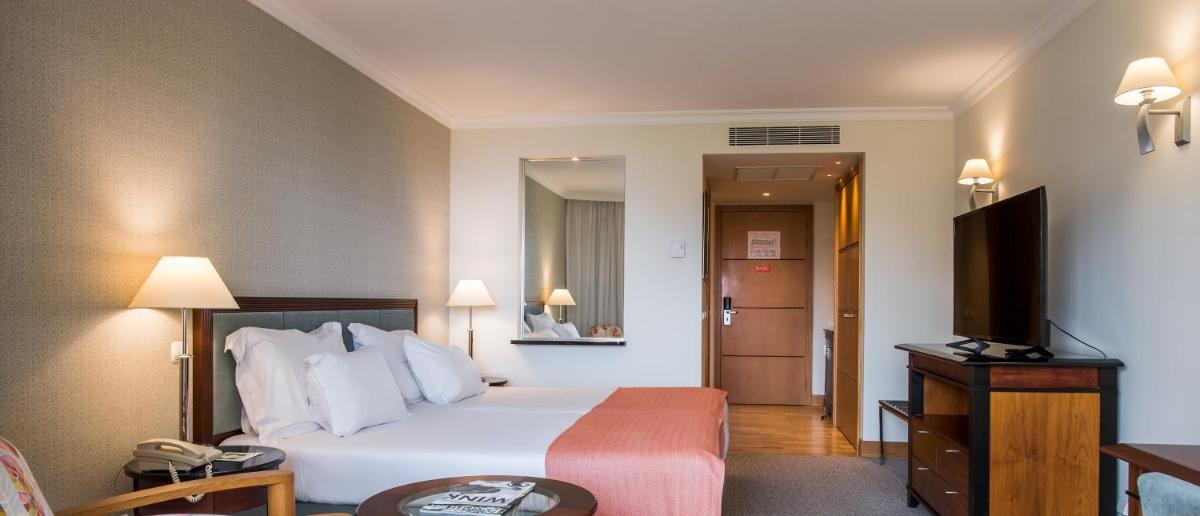 Uma televisão e/ou sistema de entretenimento em Pestana Grand Ocean Resort Hotel