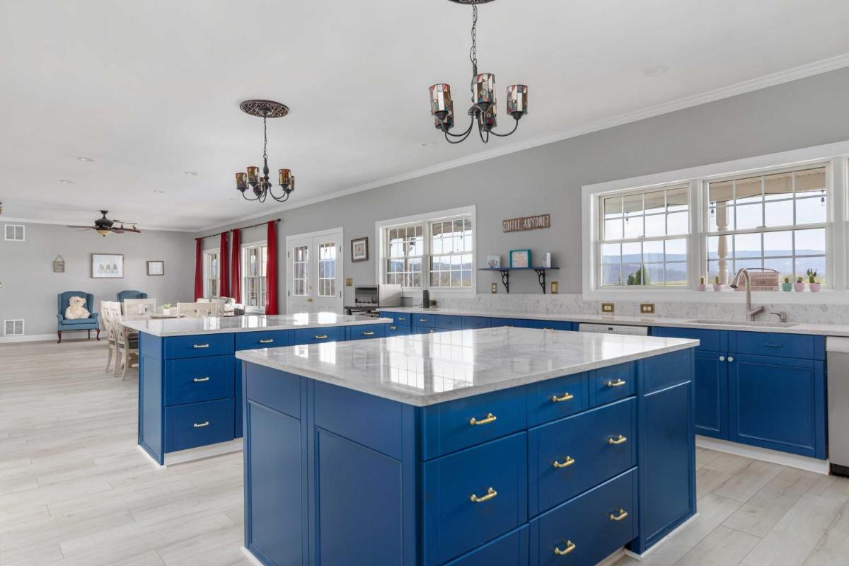 Stunning Former Winery with Pool and Mtn Views! - Housity