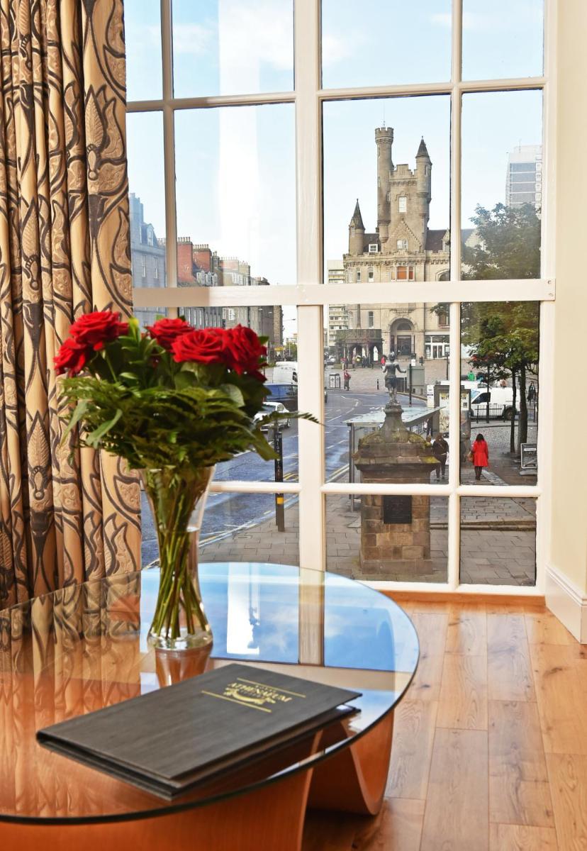 Royal Athenaeum Suites - Housity