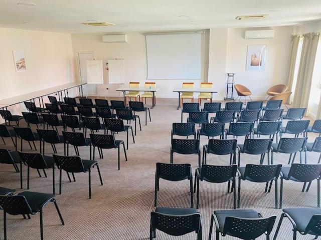 une salle avec des chaises et des tables dans une salle de classe dans l'établissement Palmyra Golf Hotel & Spa, au Cap d'Agde 51 autres photos