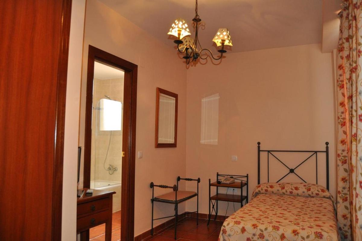 Hotel Alonso de Monroy - Housity