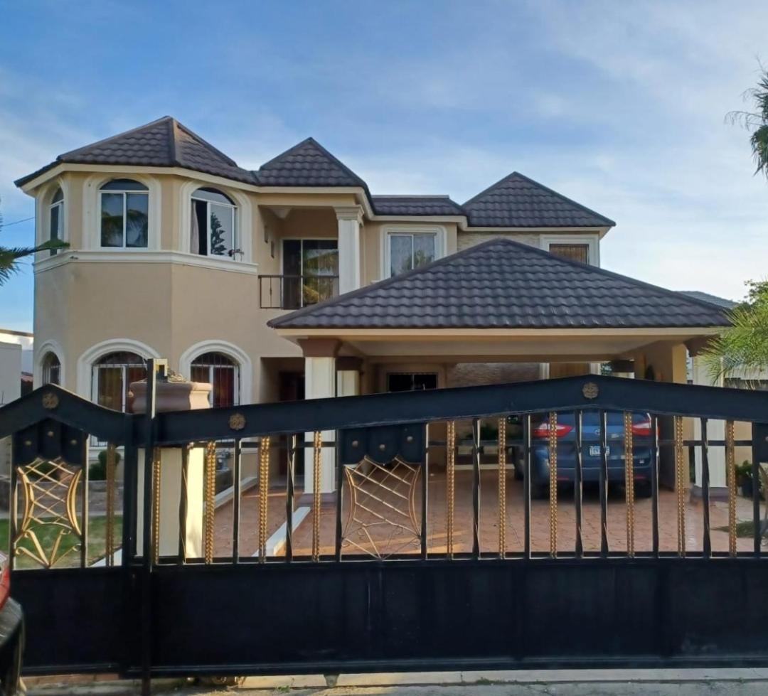 Hermosa casa vacacional con vista a la montaña - Housity