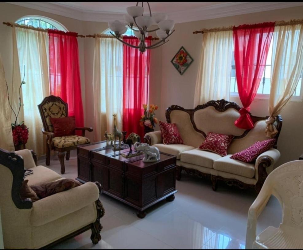 Hermosa casa vacacional con vista a la montaña - Housity
