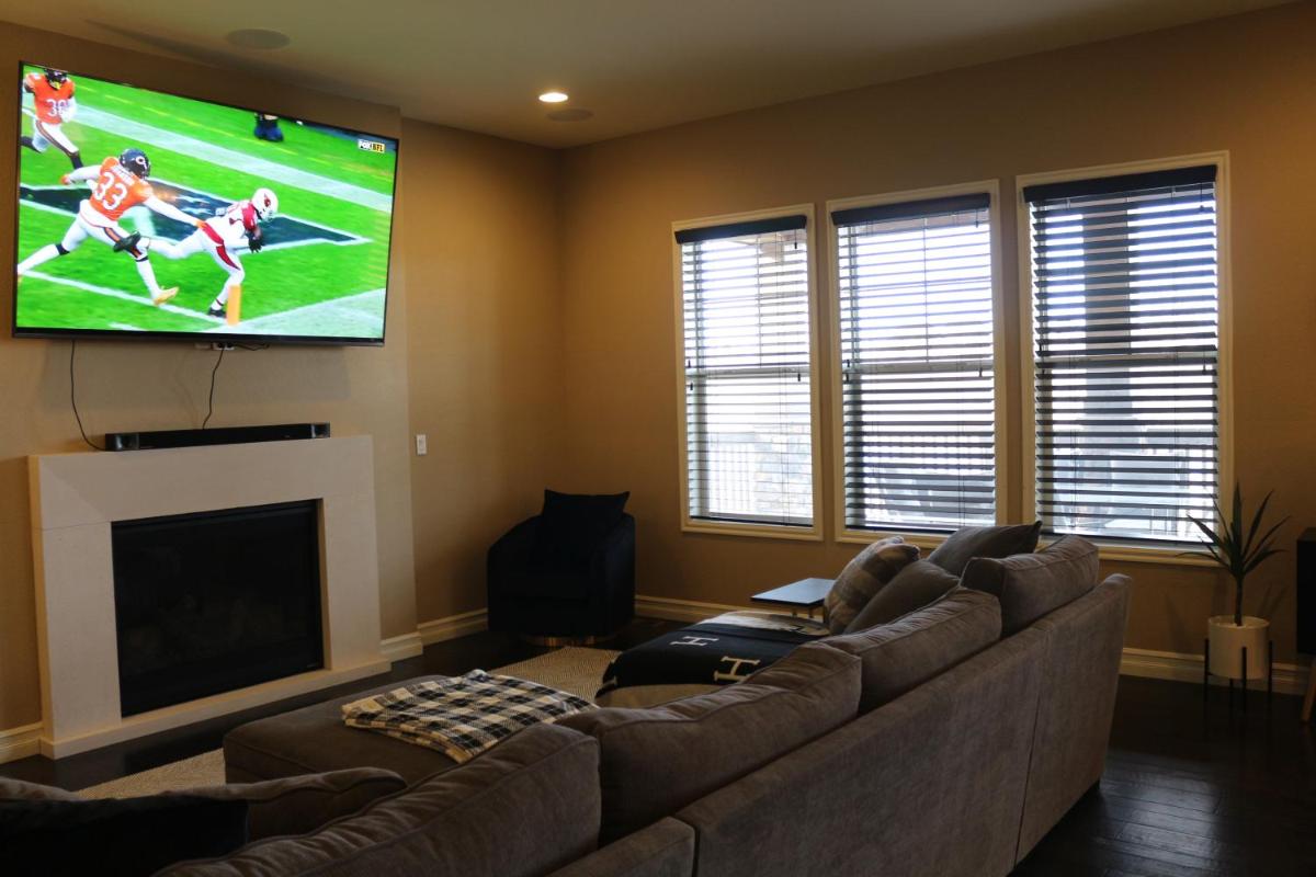 Luxurious 7BR home+Stunning Golf course lake views - Housity