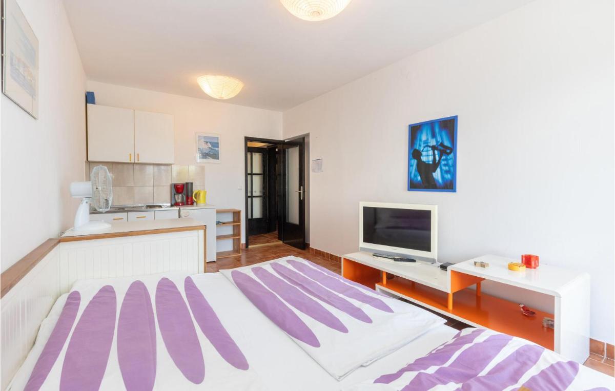 Nice Apartment In Jadranovo - Housity