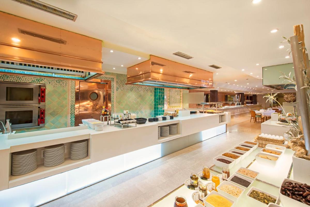 Una cocina o zona de cocina en Iberostar Selection Albufera Playa All Inclusive