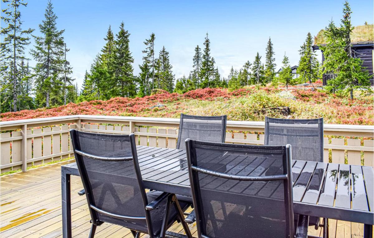 3 Bedroom Beautiful Home In Sjusjøen - Housity